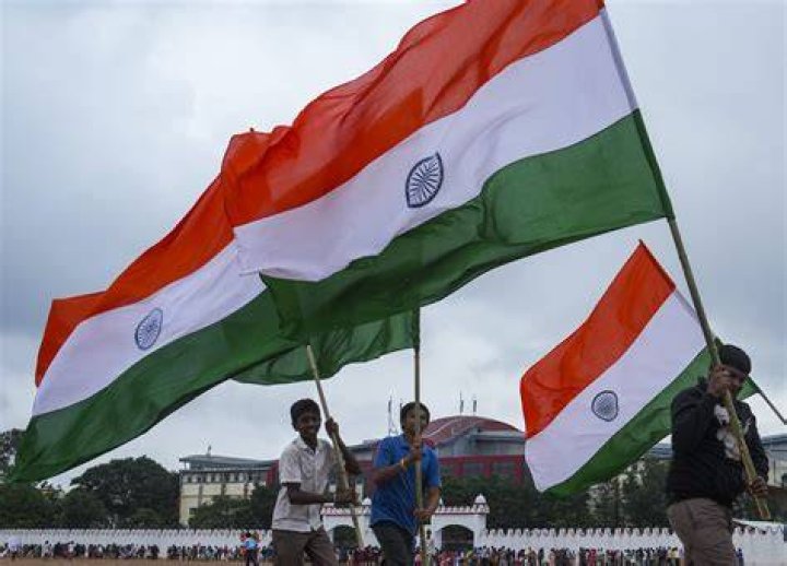 Do rss hoist national flag?