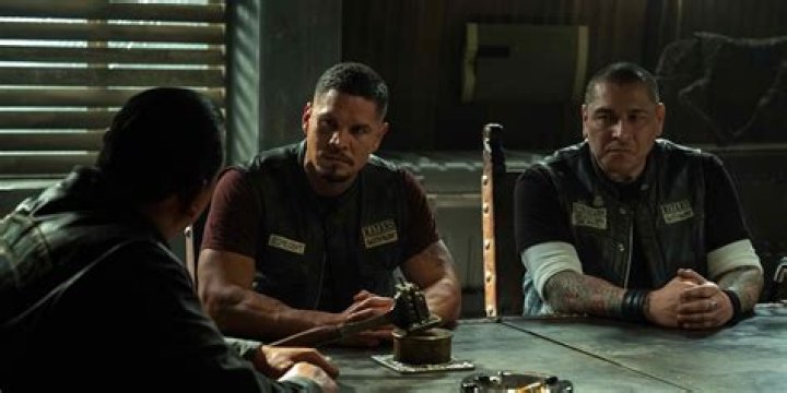 Does alvarez die in mayans?