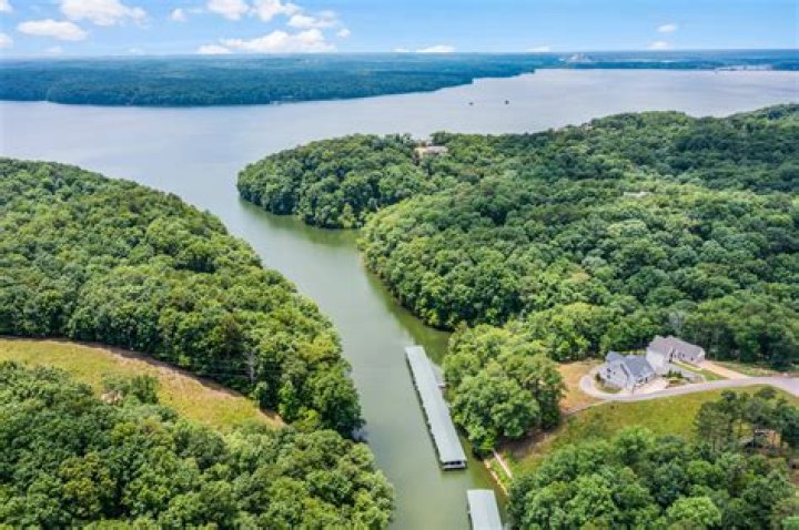 How large is pickwick lake?