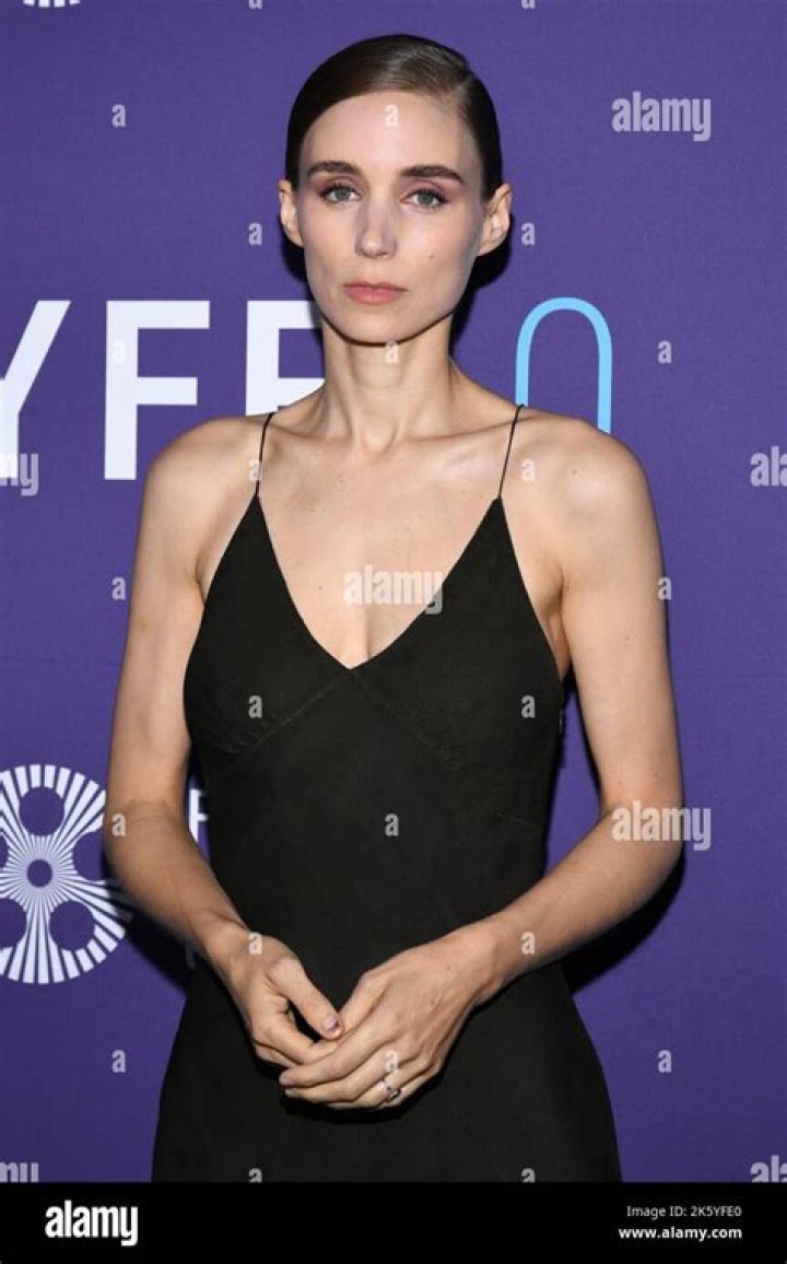 Where does rooney mara live?